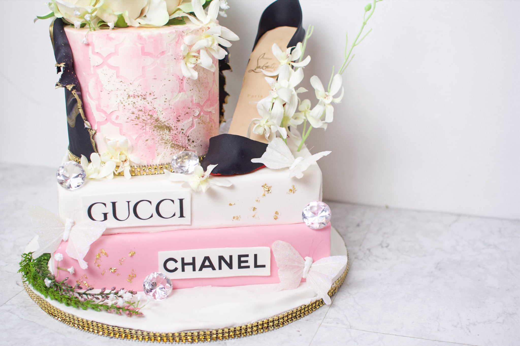 TARTA CHANEL- GUCCI - Decorated Cake by Camelia - CakesDecor