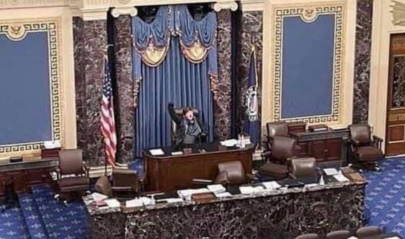KristyLeighLuss's tweet image. Admit it - Some of you have seen this photo and for a brief moment started to sing "Don't You Forget About Me"  #civilwar2021 #capitol #capitollockdown #ImpeachTrumpNow #Remember #Riots2021
