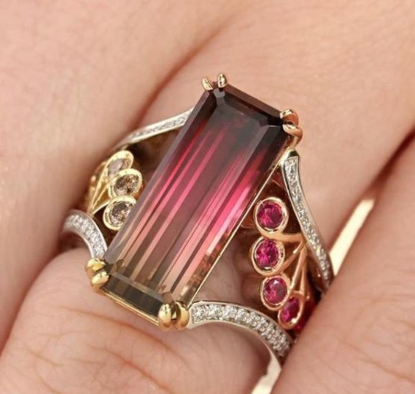 From Coffin & Trout (I don't know), a bi-colored tourmaline with champagne diamonds and rubies as accent. I WANT IT. I know it's not an emerald but I don't care.