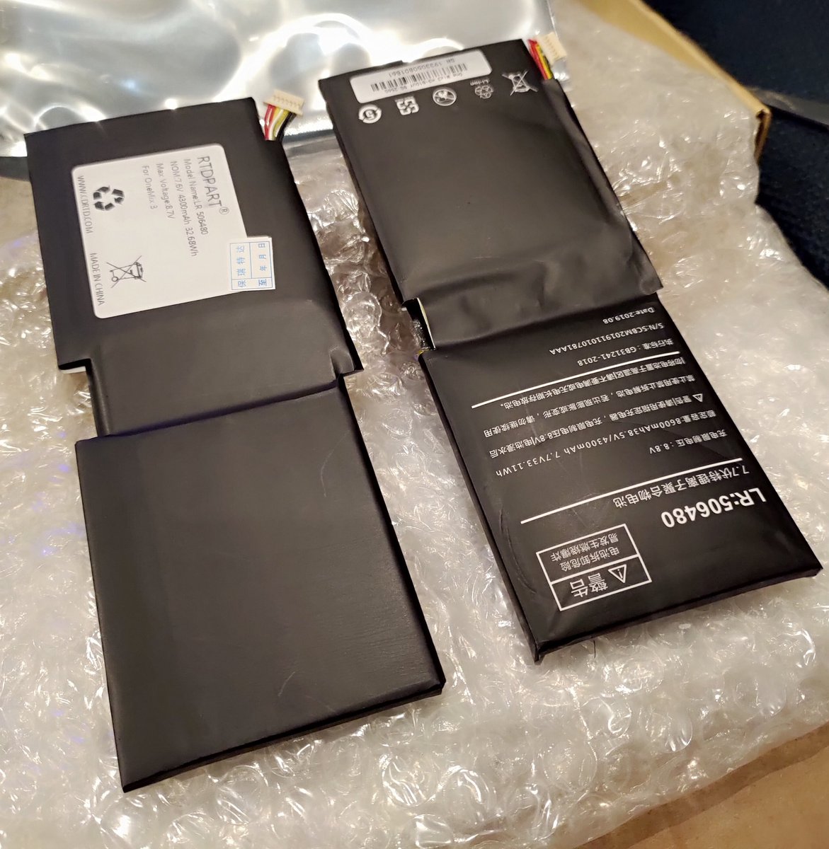 emm3864's tweet photo. Amazonで買った #ONEMIX3 のバッテリーが約1か月で届いたよ。比べてみると膨らみが一目瞭然！ https://t.co/3CjHu9UVMT