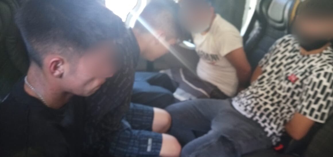 Muni_Stgo's tweet image. (Hilo)
#Santiago: *DETENIDOS POR ROBO CON SORPRESA*
Vecinos reportaron por la app @SOSAFE_CL a sujetos realizando “lanzazos” por varios días en la intersección de Manuel Rodríguez con 10 de Julio, aprovechando los “tacos” del sector. Nuestros motoristas de Seguridad hicieron...