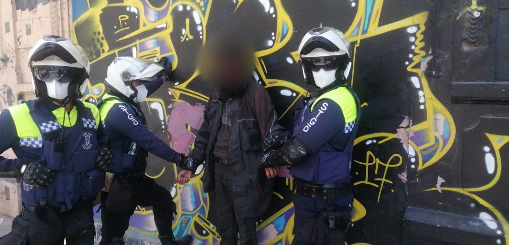 Muni_Stgo's tweet image. (Hilo)
#Santiago: *DETENIDOS POR ROBO CON SORPRESA*
Vecinos reportaron por la app @SOSAFE_CL a sujetos realizando “lanzazos” por varios días en la intersección de Manuel Rodríguez con 10 de Julio, aprovechando los “tacos” del sector. Nuestros motoristas de Seguridad hicieron...