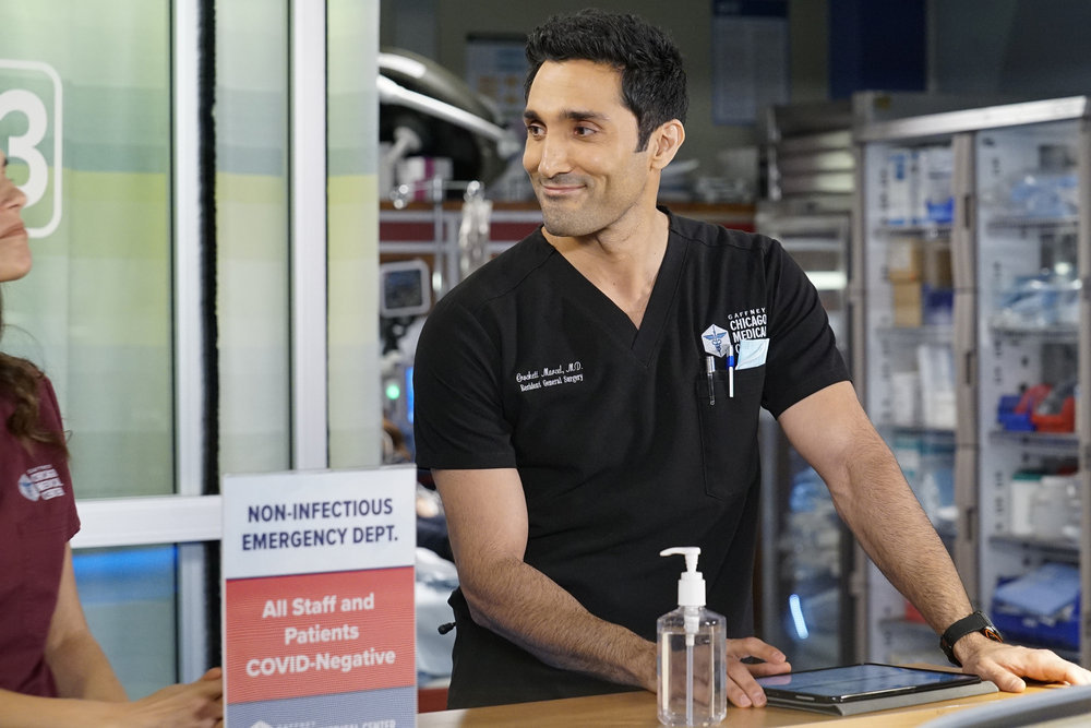 SeeAndBeSeen's tweet photo. First Chicago of the evening: #ChicagoMed. Who is ready? https://t.co/pXIOtm1up4 https://t.co/9hdHKJYJWr
