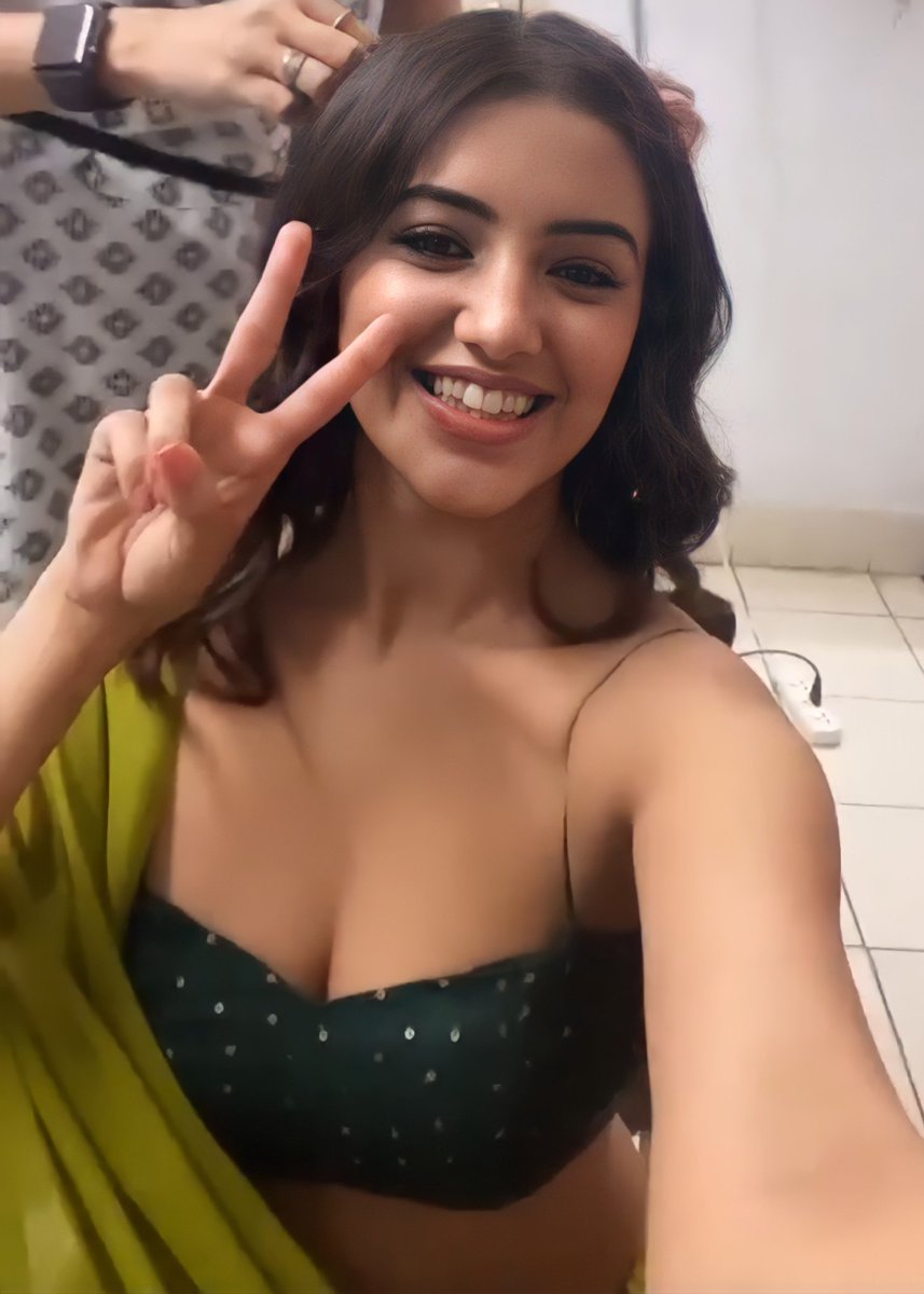 varshaa4u's tweet photo. #Malavika ♥️♥️
#Beauty #beautiful #EeswaranPongal #Eeswaran #MasterFilm #Valimai #Dhanush #Suriya #ChiyaanVikram #MostVersatileActorAjith #ThalaAjith #TeamIndia #Australia #Chennai #home #BalajiMurugaDoss #Sanam #MasterPongal #baby #MalavikaMohanan #TrumpRally https://t.co/9HeFn2QFIB