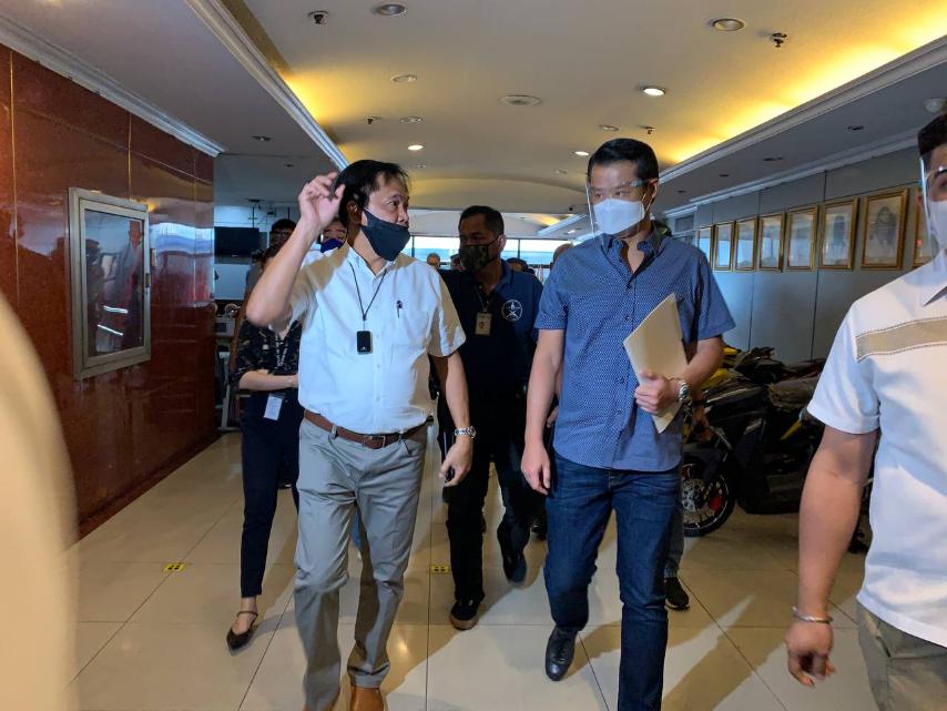 LOOK: Senator Sherwin Gatchalian submits the incident report regarding a hacker's use of his credit card to NBI Deputy Director Vicente Deguzman. The senator discovered that the hacker used P1M to order alcoholic drinks online. <a href="/gmanews/">GMA Integrated News</a> 

Photo credits: Office of Sen. Gatchalian
