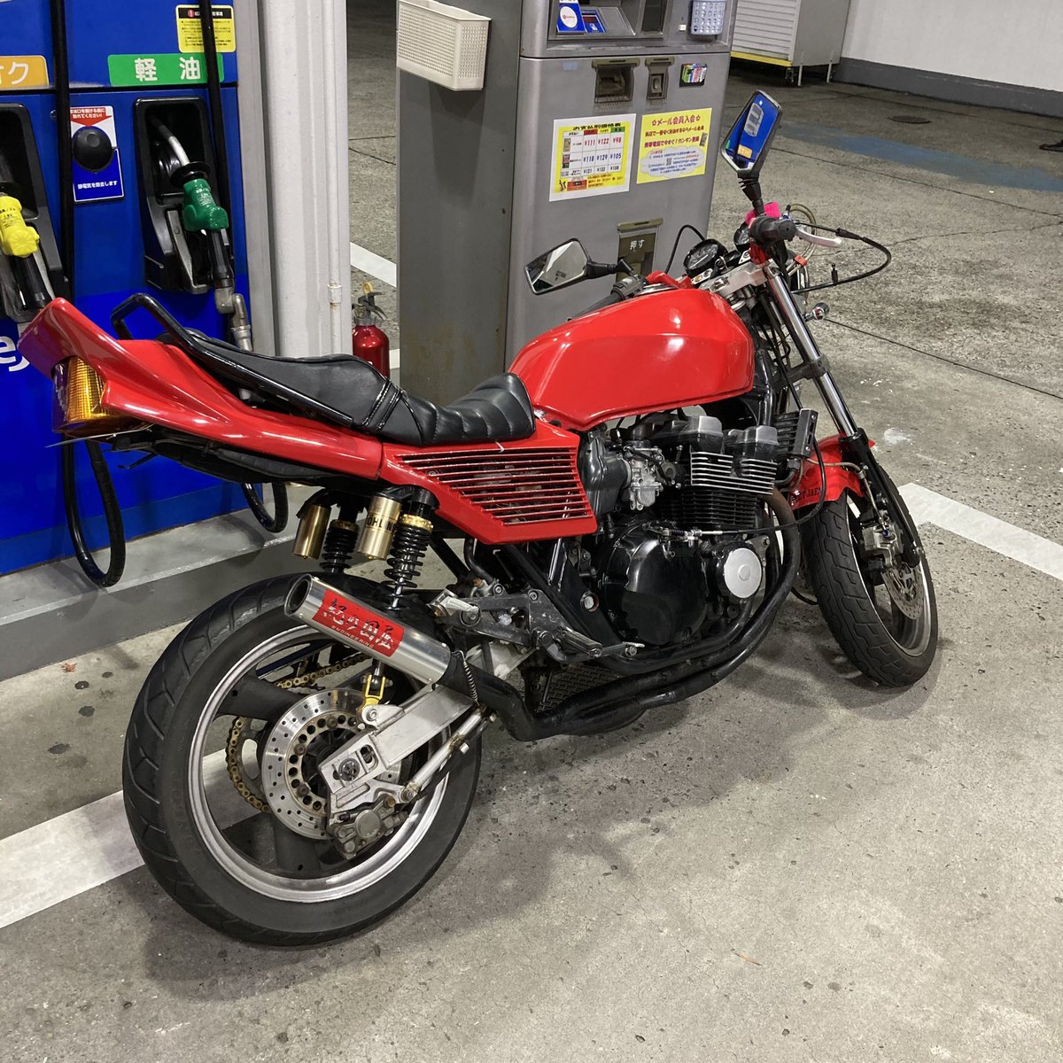 7000family's tweet photo. xjr売ります　車検1年9ヶ月付き
マフラーはCBXの紀伊國屋
他の単車と交換あり
バブが欲しいけど他でも物によって考えます！
＃単車売ります　#XJR売ります　#バイク売ります　＃バブ売ります
　　　　　　#拡散希望 https://t.co/s1VGm1NJx0