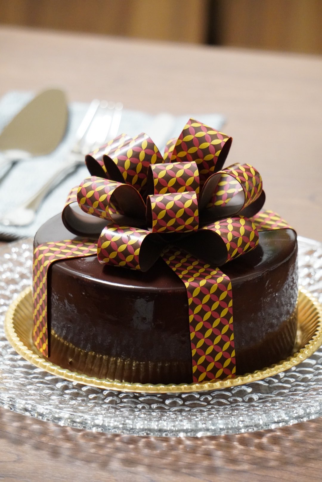 تويتر カワサキリョウ على تويتر ツイッターはじめました はじめての投稿は アイコンにも設定しているチョコレートムースケーキ 娘のハーフバースデーのケーキとしてつくりました チョコリボンに使っている転写シートは コッタ さんから購入 お披露目した