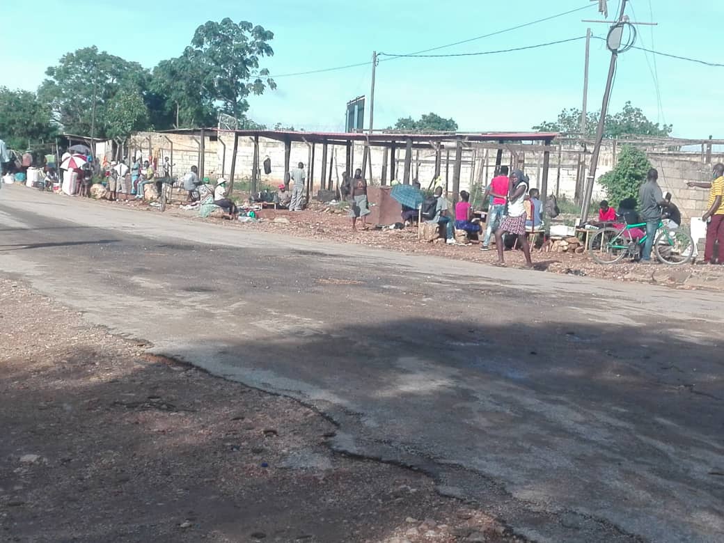 nickmangwana's tweet photo. CHINHOYI
Chinhoyi Vegetable Market appears to be the only problem area in Chinhoyi at the moment. It opens before 8am and they are not observing the protective and preventive measures. 
#MaskUpZim
#PhysicallyDistanceZim
#SanitiseZim
#StayHomeZim
@PoliceZimbabwe https://t.co/XvkEUwun49