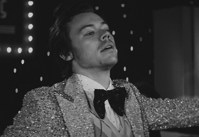 scxfearless's tweet photo. me uno a la causa #wesupportharry, para q dejen de manchar su imagen y dejarlo ser, no sean gilxs y recuerden q tienen la joyita de fine line y el video tpwk LRPM https://t.co/cVDNPmpjVk