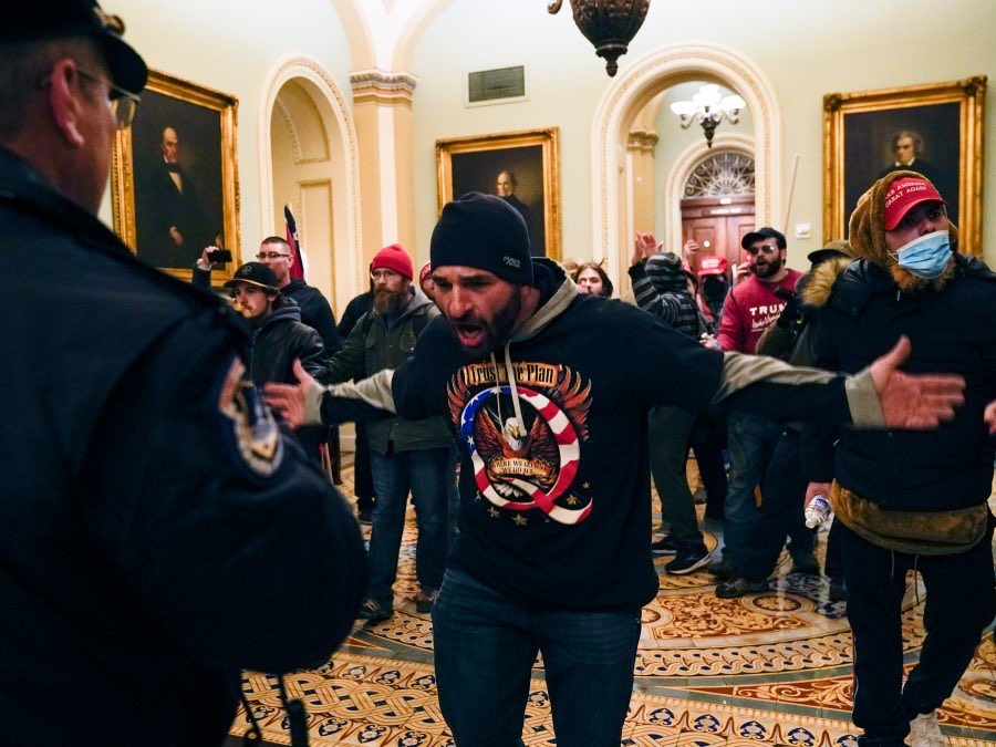 jasonfechner's tweet photo. #BREAKING: anyone who witnessed any criminal acts at the U.S. Capitol or can ID anyone seen on TV— the @FBI is looking for info. They’ve set up https://t.co/ynQ7WtfpKd to reach them. https://t.co/iV25VVRGK8