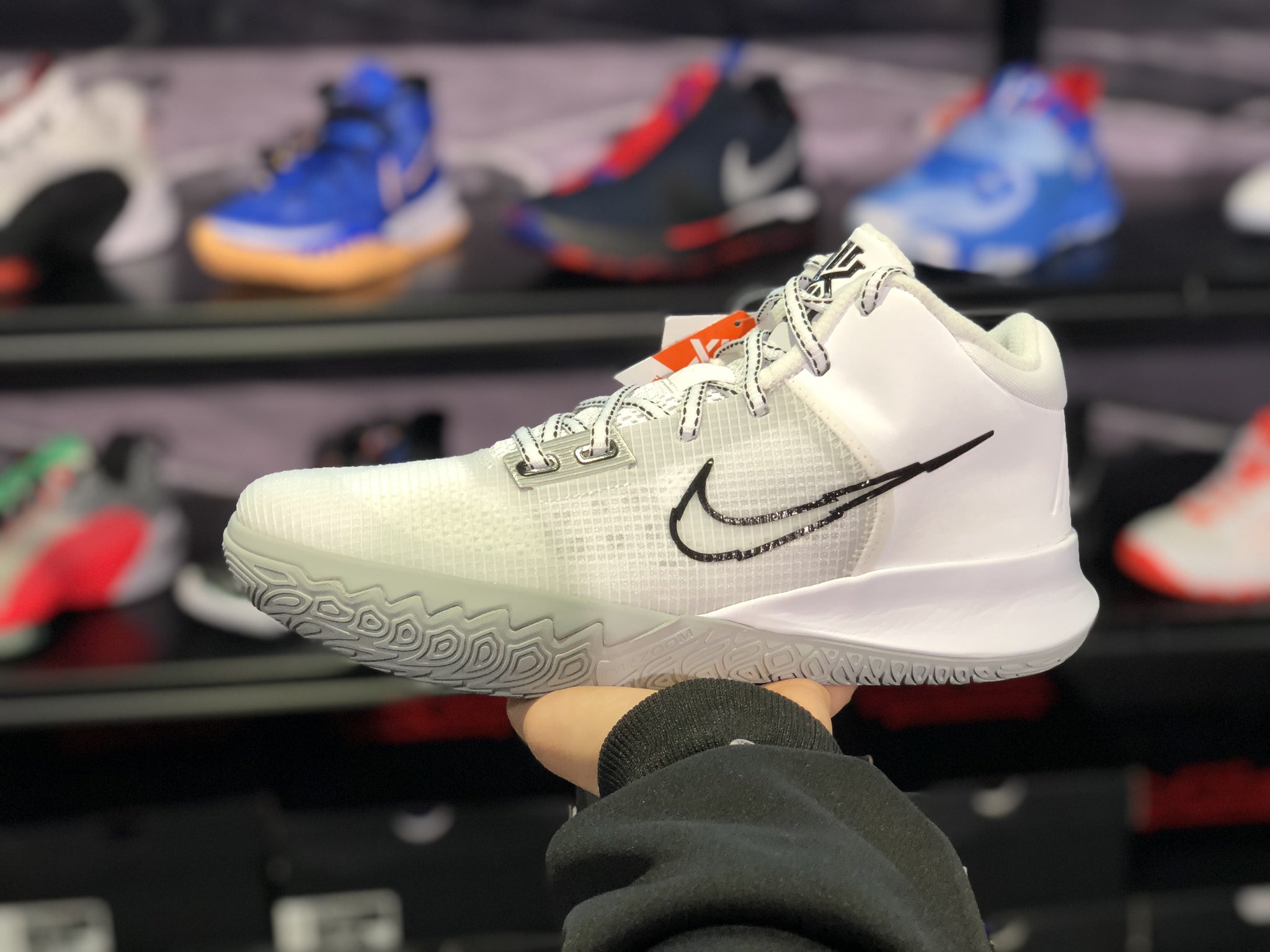 パワーハウス千葉 オススメシューズ Kyrie Flytrap Iv Ep 最新の4代目フライトラップでは グリップ力と反発力を強化 軽量でサポート力もあるので カットインの動作がしやすい 一足となっています 新しいバッシュで 冬の練習も乗り越え