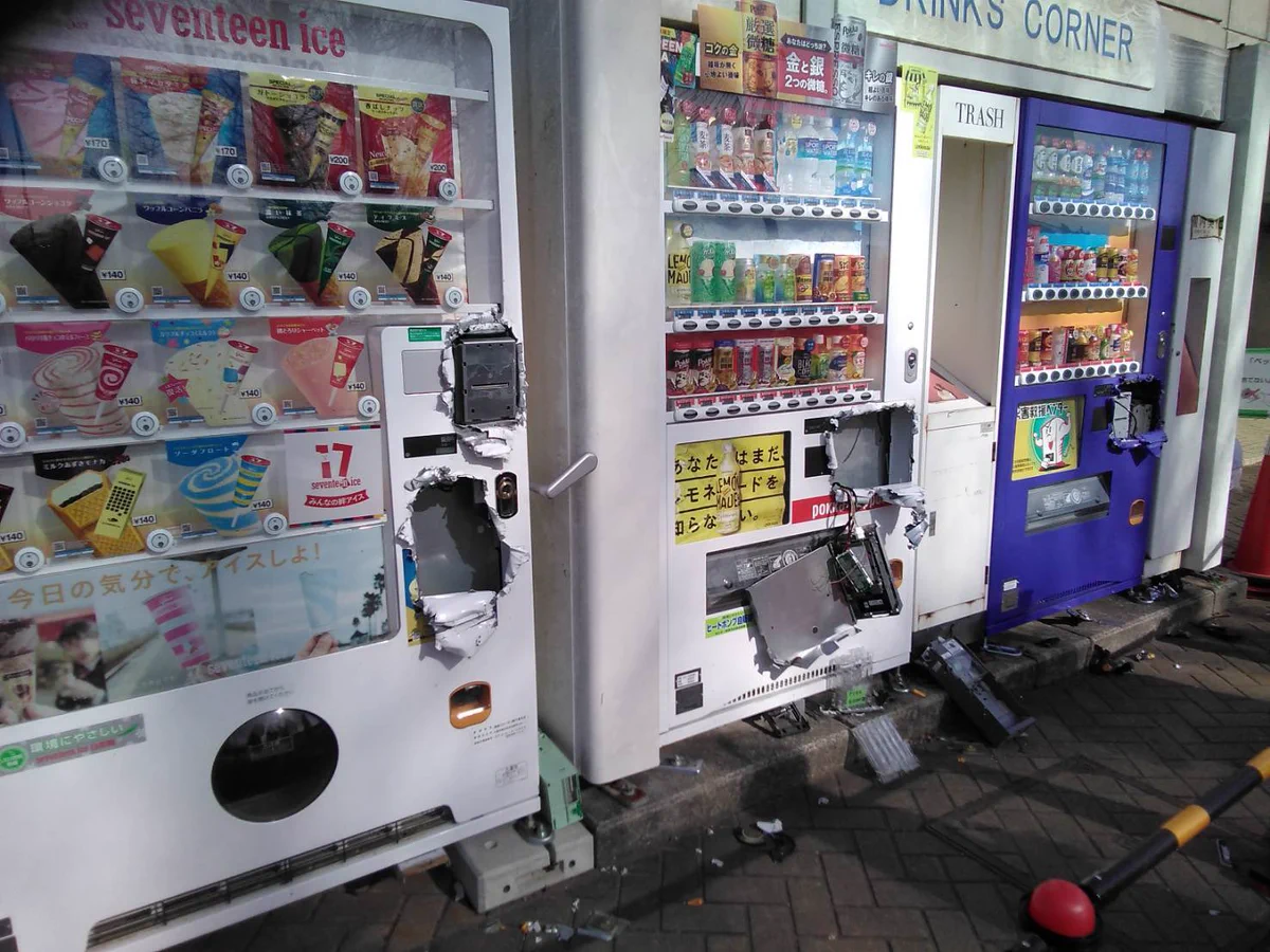 治安悪すぎない？近所の自販機がどれも荒らされていた！