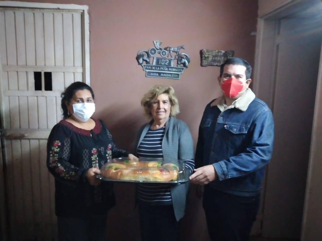FabrizioDELCAM's tweet photo. En compañía de la presidenta del PRI Municipal La Paz Lupita Leon Lucero compartimos roscas de reyes a solicitud de Presientes de Sección del TERCER DISTRITO en #LaPaz que la partirán con sus comités. 
#ConectandoGeneraciones #PRIBCS https://t.co/5yp7Wiwe6G