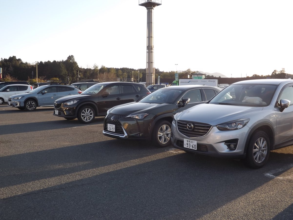 しばとら なんでも屋 今は昔と違いセダン よりもsuvをどのメーカーも過剰と思えるほどラインナップしている時代 この光景を見ると確かにミニバンと並んでシティユースなsuvが流行りなんだなと認識させられました