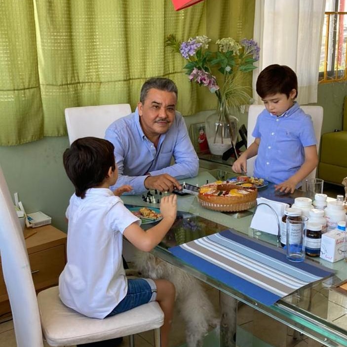 Disfrutando de una riquísima #RoscaDeReyes. Las buenas tradiciones no hay que perderlas, al contrario, son una oportunidad de estar con las personas que amamos.

#DíaDeReyes