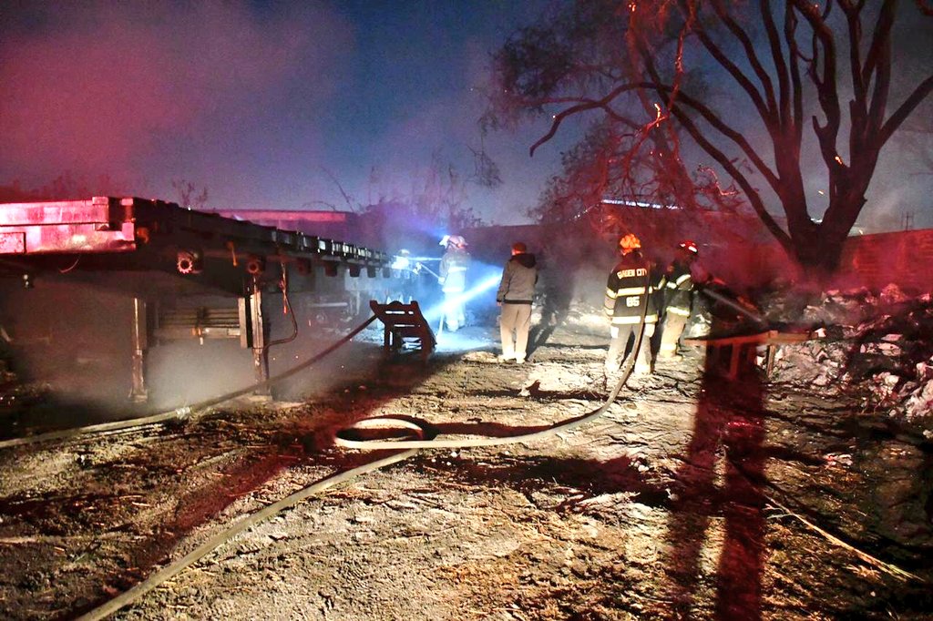 Eloy_Arellano's tweet photo. @PCJalisco en coordinación con PCTlajomulco sofocan incendio, Antigua Carretera a Chapala y Francisco I. Madero en Col Santa Cruz Del Valle, área de 20x20 mts se consumieron 2 plataformas en desuso, moldes de fibra de vidrio para realizar colados y un área pequeña de pastizal https://t.co/HEDwyQD3HH