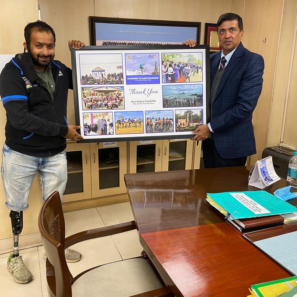 Adityacyclist's tweet photo. Aditya Mehta presenting memento as a token of gratitude to Shri Mukul Goel, IPS, ADG, BSF(Ops) who mentored us always for the #infinityride & Shri Rakesh Asthana, IPS, DG, BSF to whom we are grateful for all the kind support.
@BSF_India
@AdityaMehtaF
#Disabled
#ISST
#k2k https://t.co/WubGlhFg0Z
