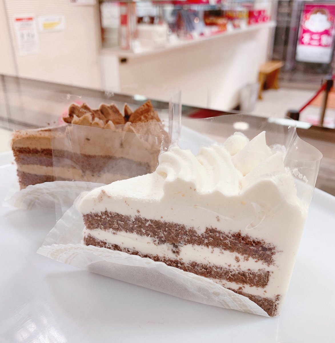 ペコちゃん焼の不二家飯田橋神楽坂店 株式会社東京園 どちらがお好み チョコ生ケーキとホワイトチョコ生ケーキ 2種類のお味を比べながら味わってみるものおすすめです