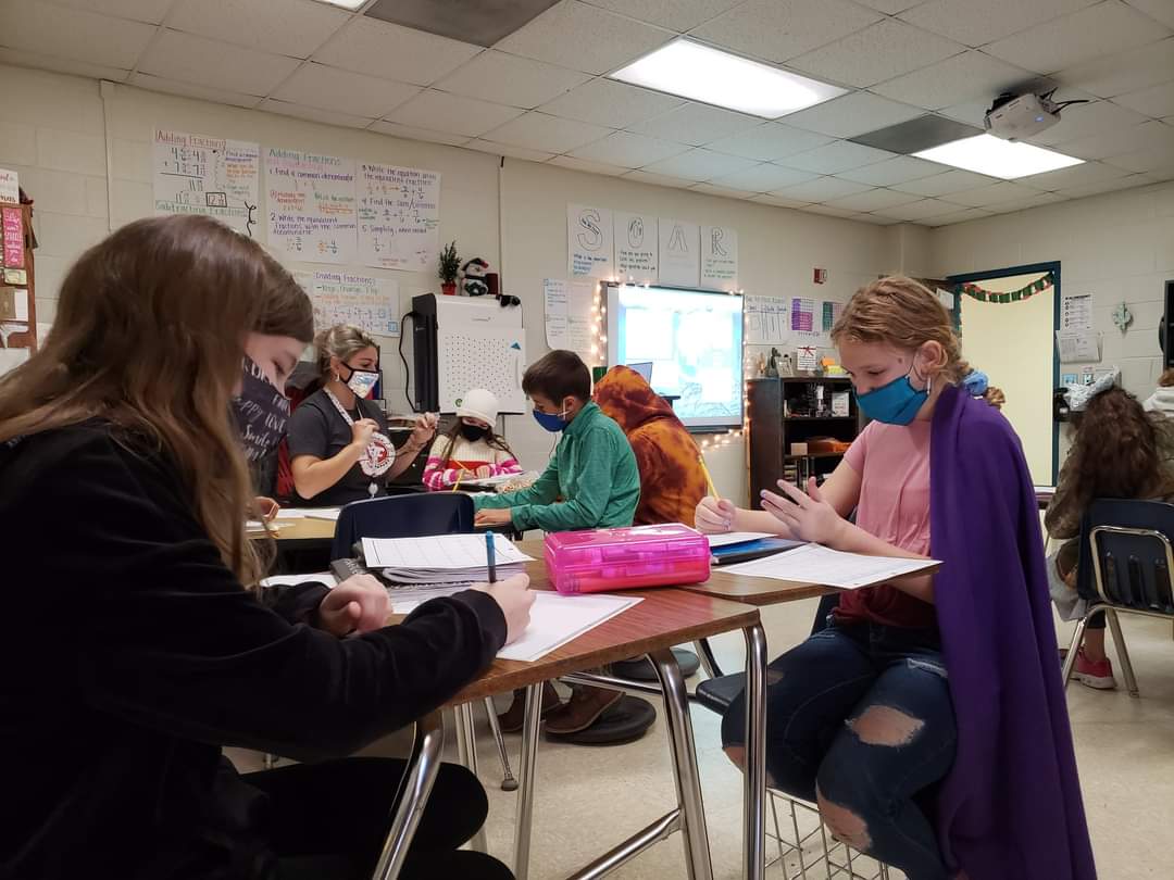 kristystepp's tweet photo. We had a few visitors today. I love seeing pictures of my kids! I missed them so much and we had a great day! #TeachHardLoveHarder @PeachCreekElem https://t.co/3WZd6Didip