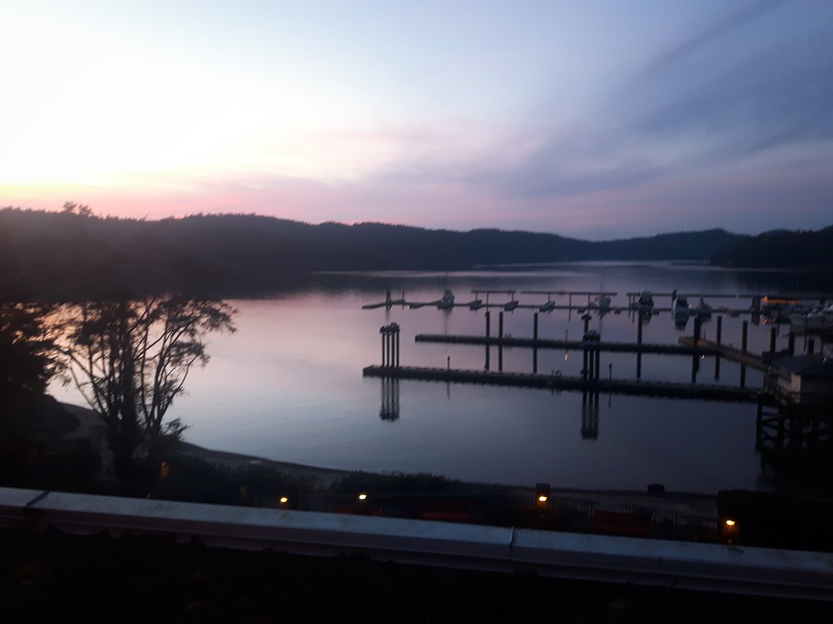 Poets_Cove's tweet photo. A beautiful sunset over our marina tonight #marina #gulfislands #sunset #penderisland https://t.co/PLN4QlBmPc