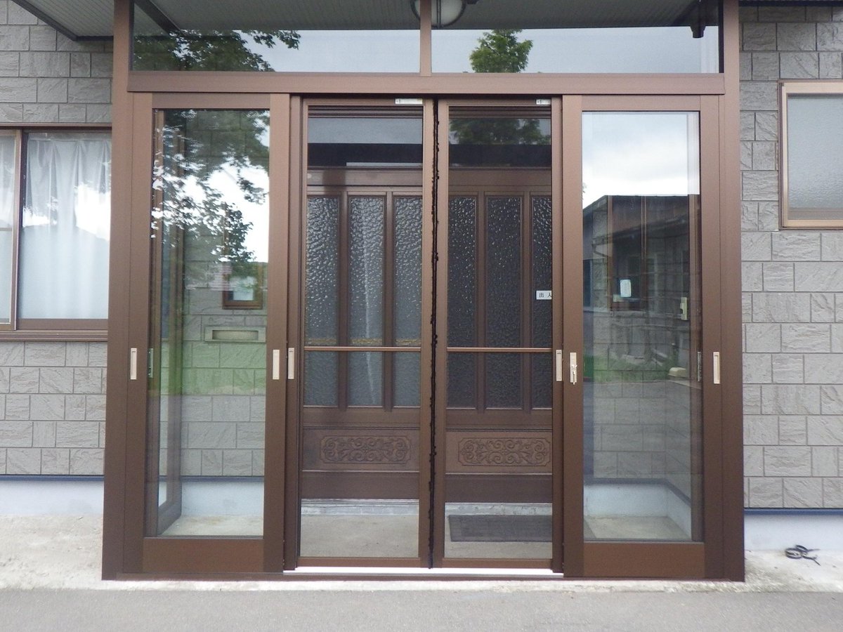 うさふー 分かりますか雪国の住宅の玄関に 風除室 が何故ついてるか 分かりますね