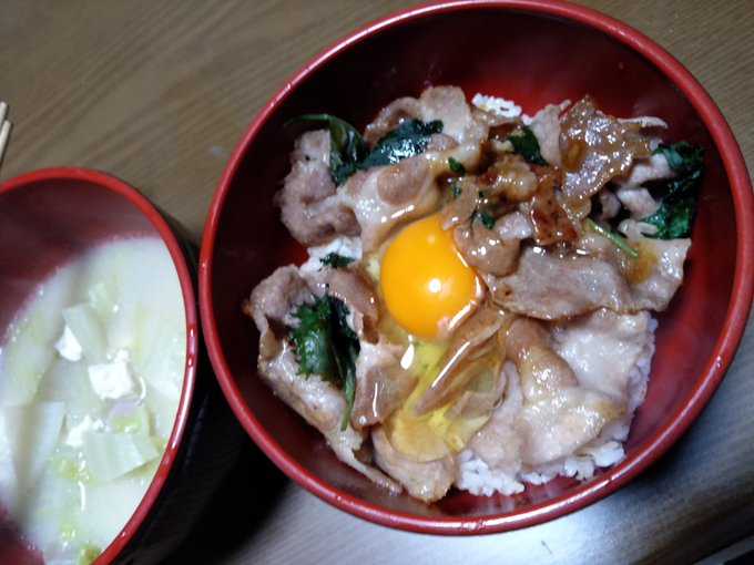 豚丼と昨日の鰤の味噌汁の残り
緑色のは大葉 