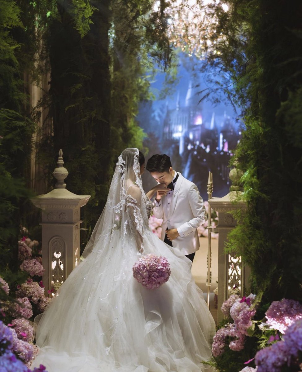 thecimonalisa's tweet image. The way they transformed this venue for a wedding 😍