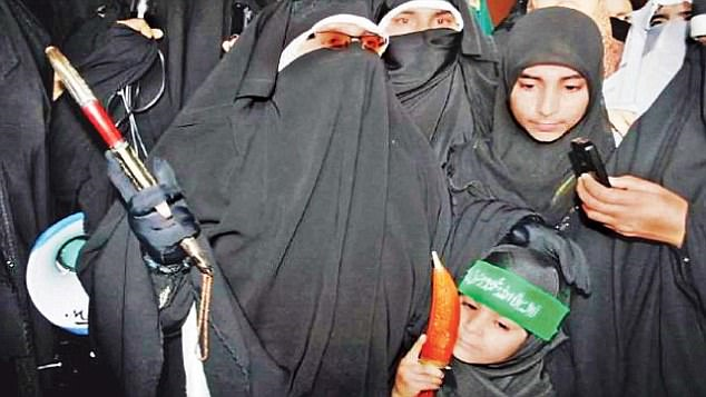TeamBharat_'s tweet photo. No wonder how Andrabi manages to disrupt peace in Jammu & Kashmir as the separatist is married to former militant & Islamist separatist leader, Aashiq Hussain Faktoo alias Mohammad Qasim! #TraitorNotReformer 3/n https://t.co/4QcKIDBrDy