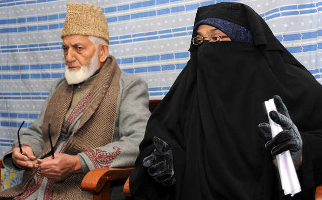 TeamBharat_'s tweet photo. In year 2002, Syed Ali Shah Geelani, senior separatist of All Party Hurriyat Conference (APHC) leader, was busted by police while recovering the evidence of transactions worth crores with Pakistan. #TraitorNotReformer 5/n https://t.co/eVc91ATV3d