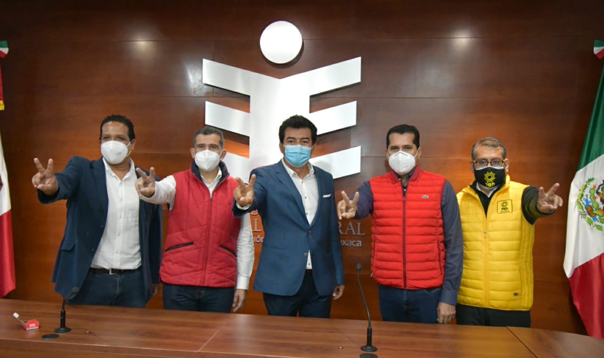 PANOaxaca's tweet photo. Ante el @IEEPCO, se realizó el registro formal de la coalición "Va por Oaxaca"  para distritos locales, integrada por @PANOaxaca, @PRIOaxacaCDE y @PRDOax.

Unidos, defenderemos la democracia y los derechos de las y los ciudadanos de nuestro Estado.

¡Va por #Oaxaca! https://t.co/rzGymcuyp0