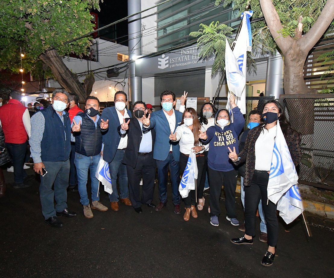 PANOaxaca's tweet photo. Ante el @IEEPCO, se realizó el registro formal de la coalición "Va por Oaxaca"  para distritos locales, integrada por @PANOaxaca, @PRIOaxacaCDE y @PRDOax.

Unidos, defenderemos la democracia y los derechos de las y los ciudadanos de nuestro Estado.

¡Va por #Oaxaca! https://t.co/rzGymcuyp0