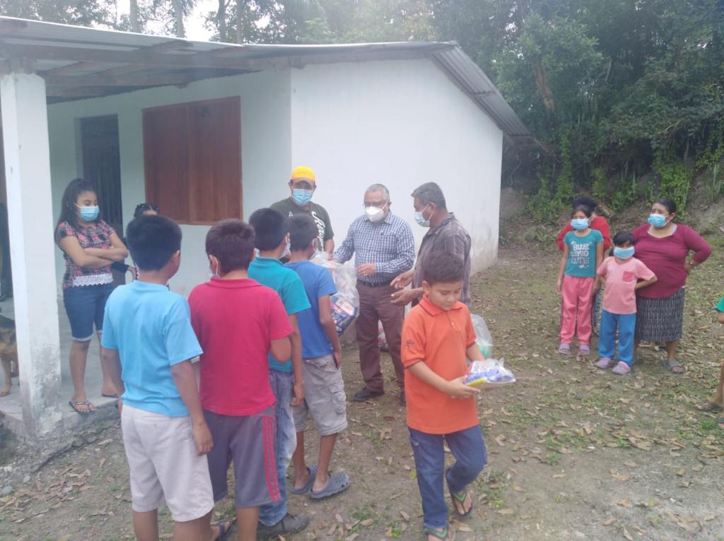 marco_medinap's tweet photo. ¡Un gran gusto haber llevado una sonrisa a niñas y niños de diversas comunidades de Tuxpan en este #DíadeReyes!
Su derecho a la felicidad debe ser defendido y protegido por todos.
#MarcoMedina https://t.co/qZybB2BDch