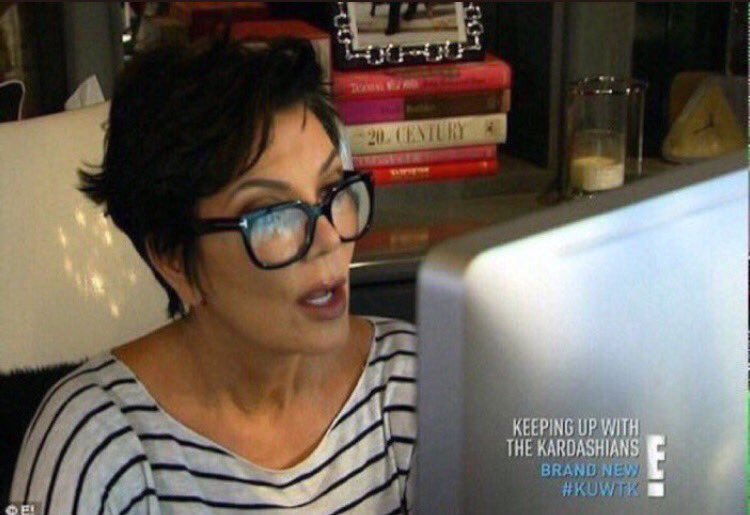 Yo sin entender por qué Batman, las Kardashians, Los Simpson, El Capitolio y Trump están en tendencia/ Yo 5 minutos después dándole al chisme