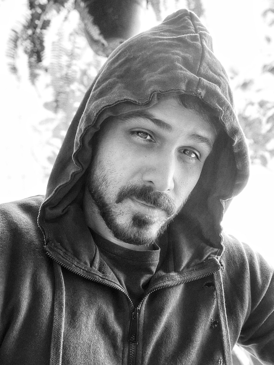 emraanhashmi's tweet photo. Chill in the hood ❄️ https://t.co/txXDJQOCFt