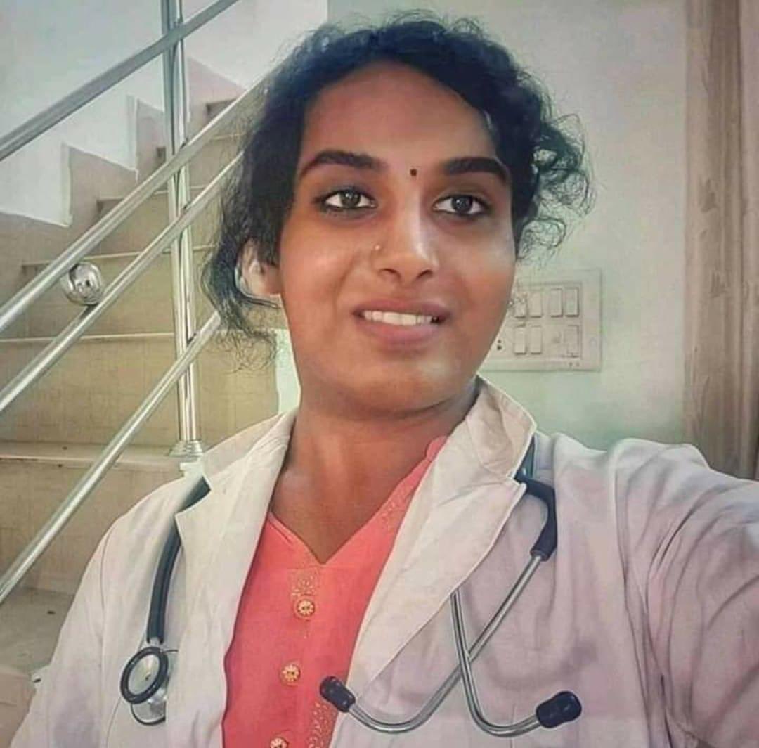iamakalya's tweet photo. கேரளா மாநிலத்தில் முதல் 
திருநங்கை - மருத்துவ - பெண் 
வாழ்த்துக்கள் 👏👏👏❤️ https://t.co/LTnY8UKHJM