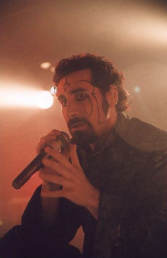 b20657420's tweet photo. Um tesão de homem chamado Serj Tankian https://t.co/VidcdaimUe