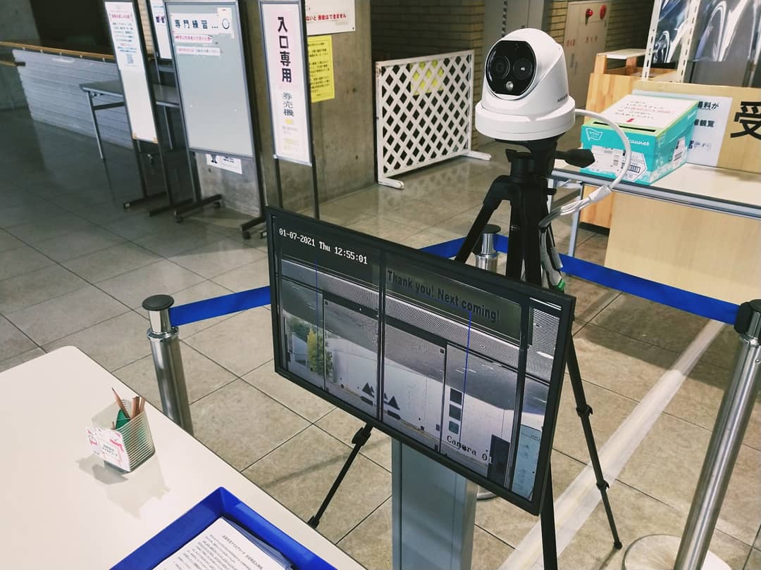 入口に画面に体温を表示するサーマルカメラを設置しています。発熱(37.5度以上)がある場合は、入館できません。一般滑走営業の際は、お客様記入シートへの記入もよろしくお願いします。
新型コロナウイルス感染防止対策にご協力ください。