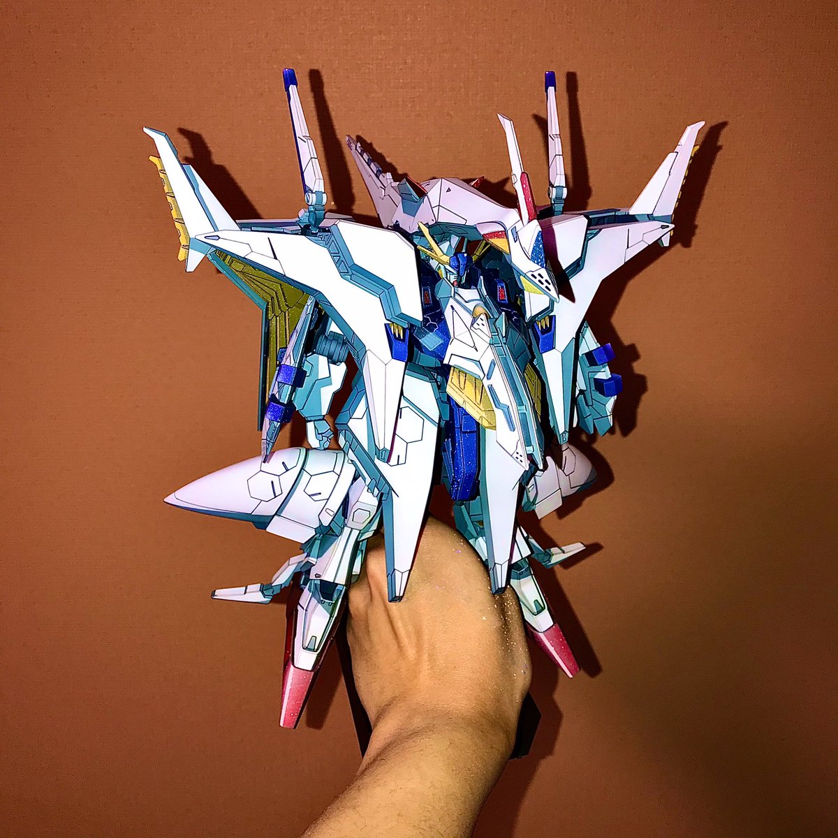 こてつ ペインター ペーネロペーさん 2ヶ月以上掛かってやっと完成ですよ 巨大です 重いです 動かすとどこかしらの塗装が剥げるので 変形は無理です とりあえずiphoneのカメラでフラッシュ撮影しておきます ガンプラ イラスト風模型 閃光の