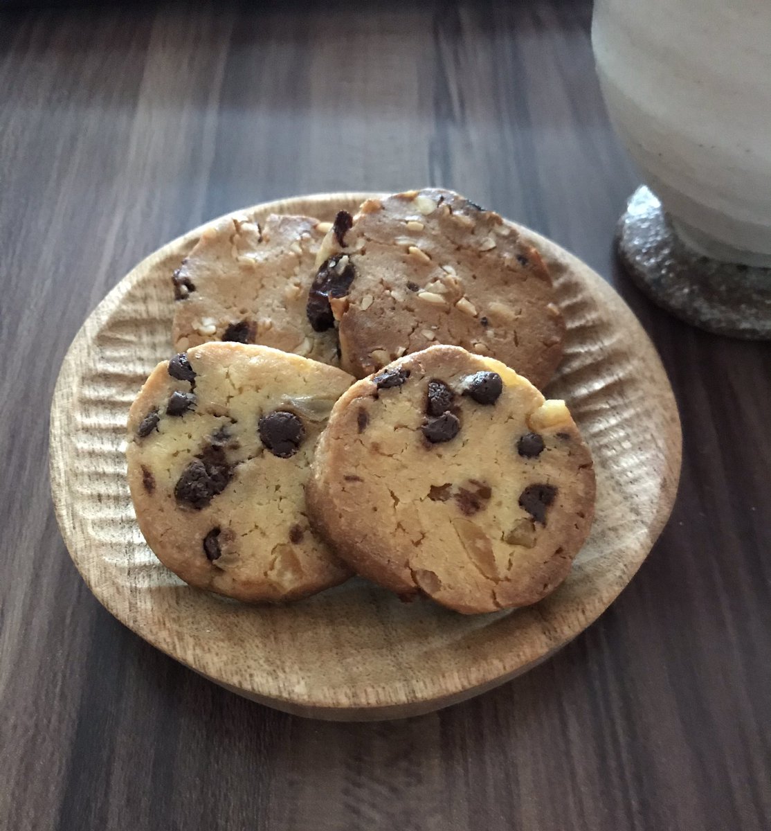 ラムレーズン&amp;アーモンド🍪、オレンジピール&amp;チョコチップ🍪。混ぜて、冷やして、切って、焼くだけ。無骨な感じが良い感じ❤︎。それにしても、コーヒー☕️の冷めるのが早すぎる😢
