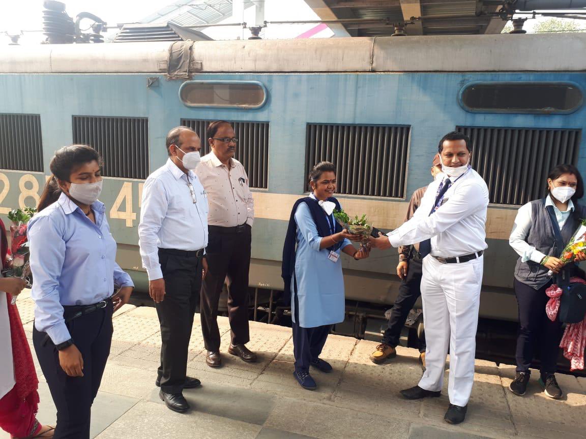 महाराष्ट्र के वसई रोड से गुजरात के वडोदरा तक मालगाड़ी का कुशलता से संचालन कर हमारी महिला कर्मचारियों ने सशक्तिकरण का एक अद्भुत उदाहरण सामने रखा है।

इस ट्रेन में लोको पायलट से लेकर गार्ड तक की जिम्मेदारी महिला कर्मचारियों द्वारा संभाली गयी।