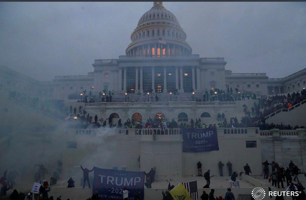 ArkanLawEn's tweet photo. After Trump speech and the storming of the U.S Capitol by Trump’s  supporters, lawmakers are calling to remove Trump from office before President-elect Joe Biden is sworn in on Jan 20. #USCapitol #Trump https://t.co/Xk7HwCMl2f