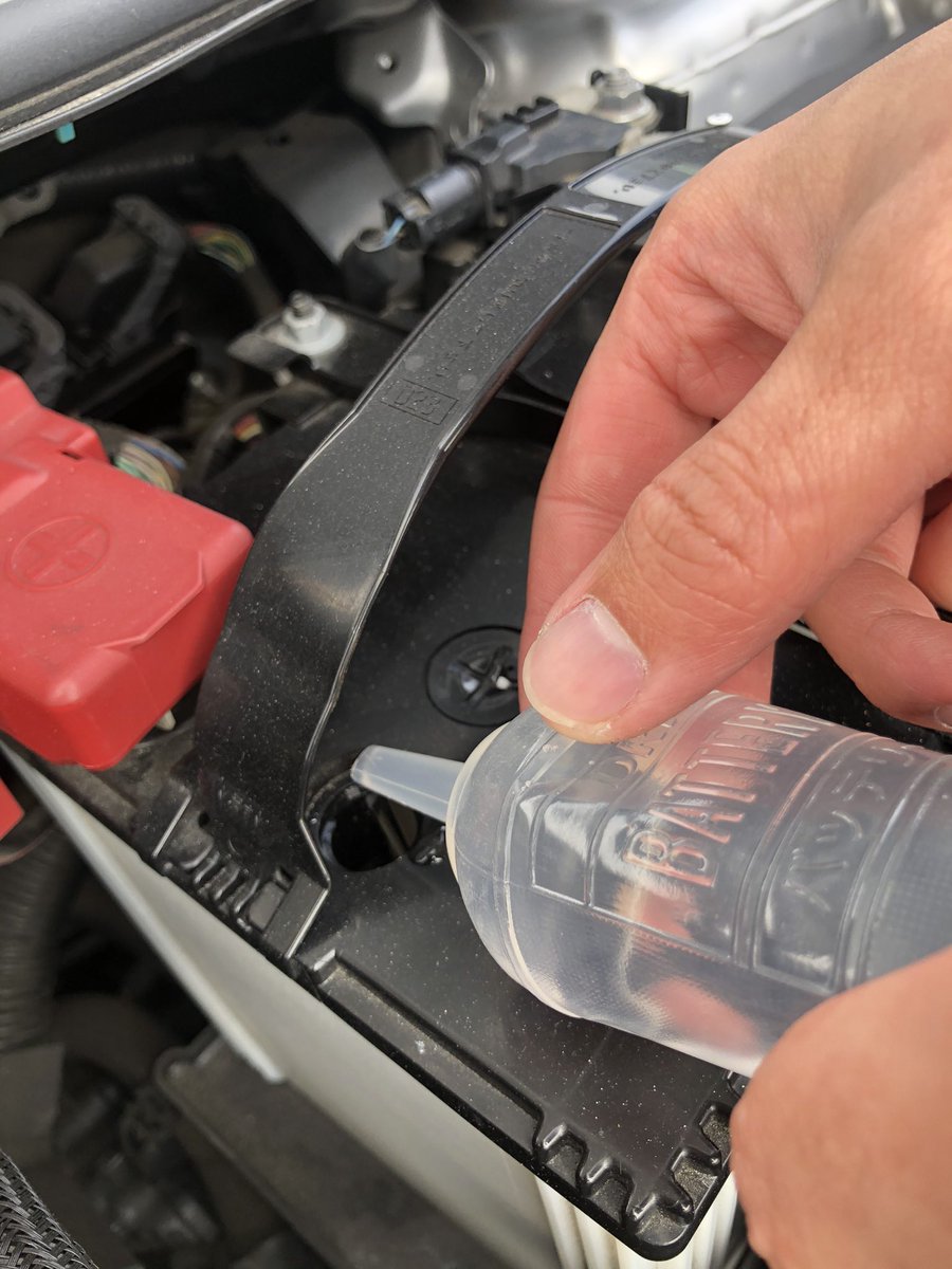 名四自動車学校 教習車のバッテリー液を補充 メンテナンスが必要なバッテリーで6つの部屋があり 全ての部屋の上限と下限の線の間に液体が入っていて正常です 足りない所に バッテリー補充液 を注ぎ込みます この時期はバッテリー上がりが多いので