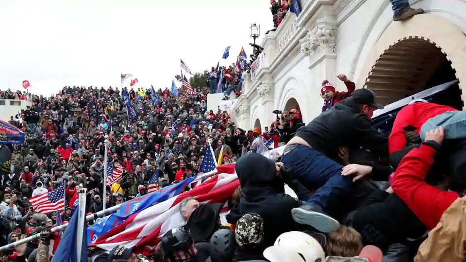 CentreLeak's tweet photo. Pro-Trump Mob Spark Chaos and lawlessness on US Capitol Hill
Read at : https://t.co/wjdH0CsoPg

#USCapitol 
#USCapitolProtest 
#USCapitolbreach 
#Trump 
#Biden 
#DonaldTrump 
#ProTrumpMob 
#uspoli https://t.co/NsJjhAzVQH