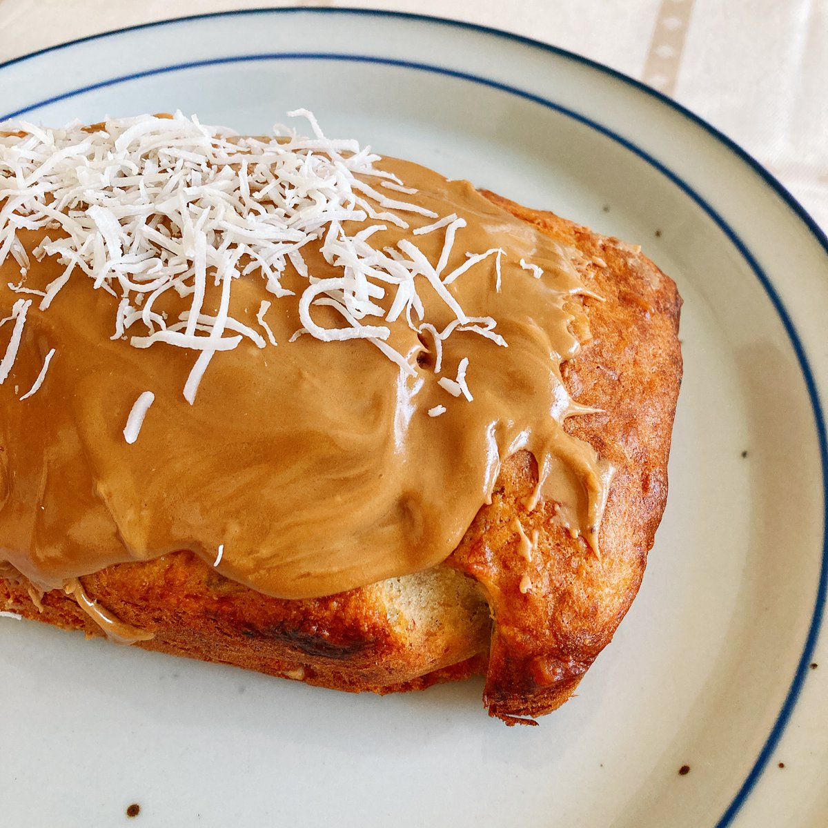 バナナケーキアレンジで、前からやってみたかったコーヒーアイシングがけバナナケーキを作ってみました。くるみとココナツがたっぷり。コーヒーとあう・・・あとアイシング(フロスティング的なの)意外と簡単で砂糖捗っちゃいますね・・・ 