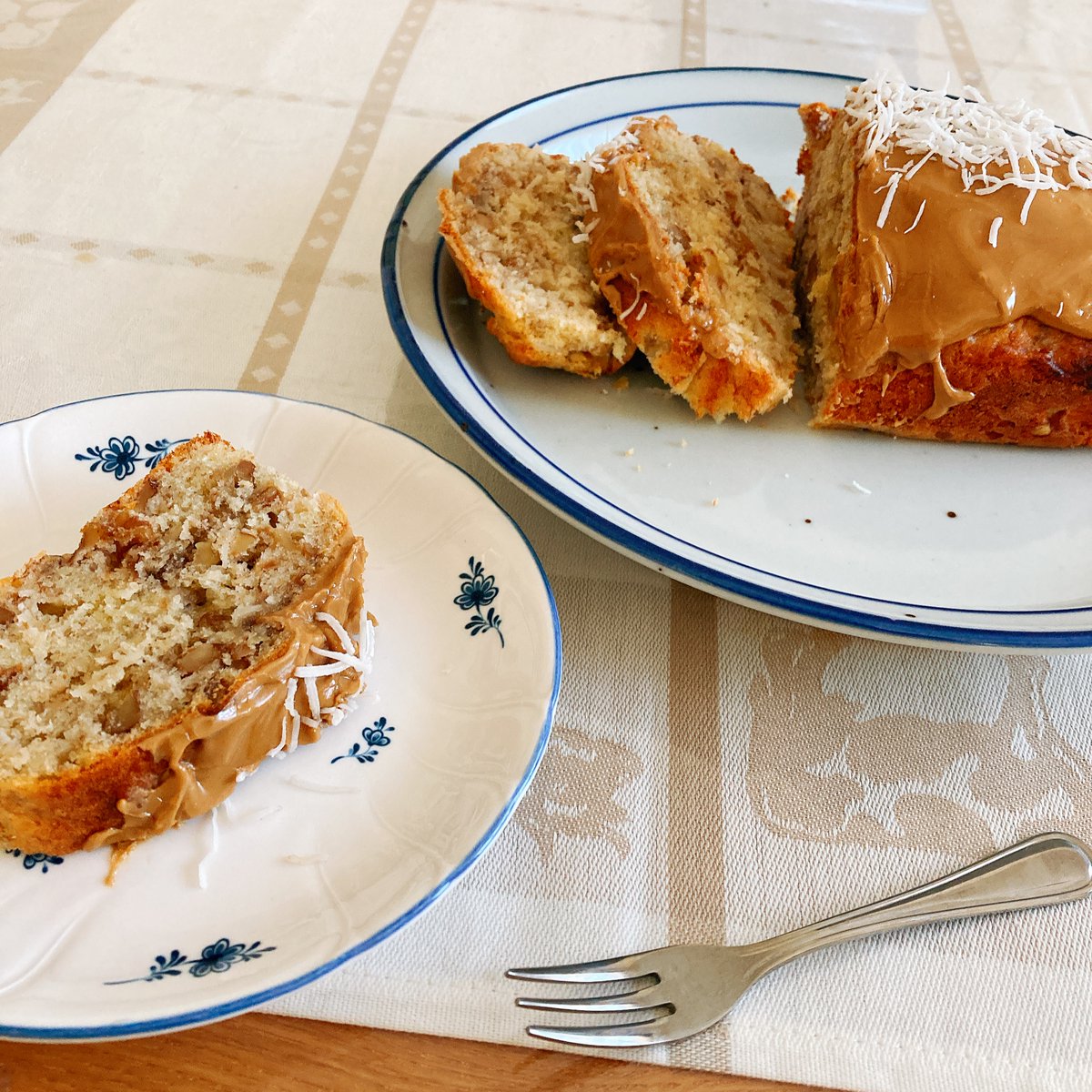 バナナケーキアレンジで、前からやってみたかったコーヒーアイシングがけバナナケーキを作ってみました。くるみとココナツがたっぷり。コーヒーとあう・・・あとアイシング(フロスティング的なの)意外と簡単で砂糖捗っちゃいますね・・・ 