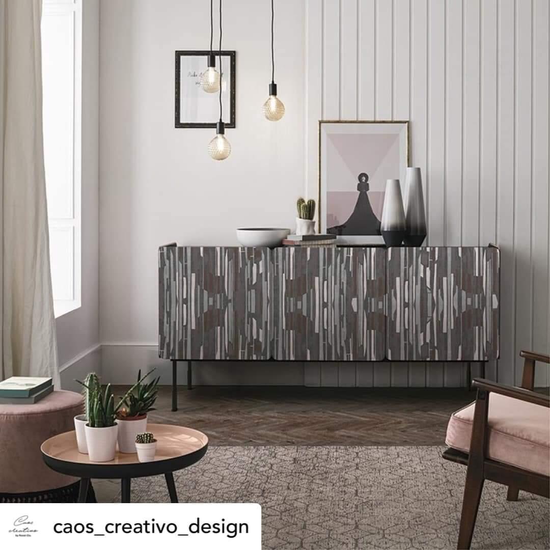 CaroniaCiccio's tweet photo. Caos Creativo
IL CAOS VISIVO È ARTE 🖌️
La madia Dandy diventa un quadro astratto a linee parallele o uno scenario primaverile di foglie e fiori.
Caos Creativo: fatti a mano con ❤️ in Italia.
#caoscreativo #complementiarredo #design #designitaliano #madeinitaly #artigianale https://t.co/HclGoGMbNl