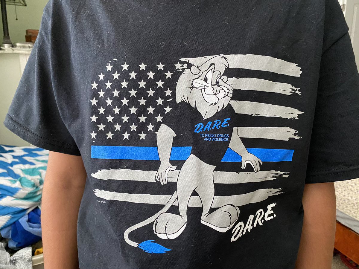 ZaireaStrong's tweet photo. Look what they had my younger cousins wear for DARE now. THIS IS THE DESIGN FOR THE SHIRTS NOW. I’m APPALLED 😦 YALLLLLLL https://t.co/CbxQYSphra