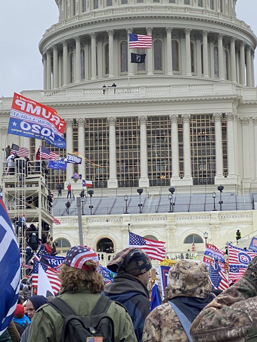 2/ One of the Patriots I spoke to tonight said there were men going through the crowd saying, “we storm the Capitol at 1 keep it on the down low.”