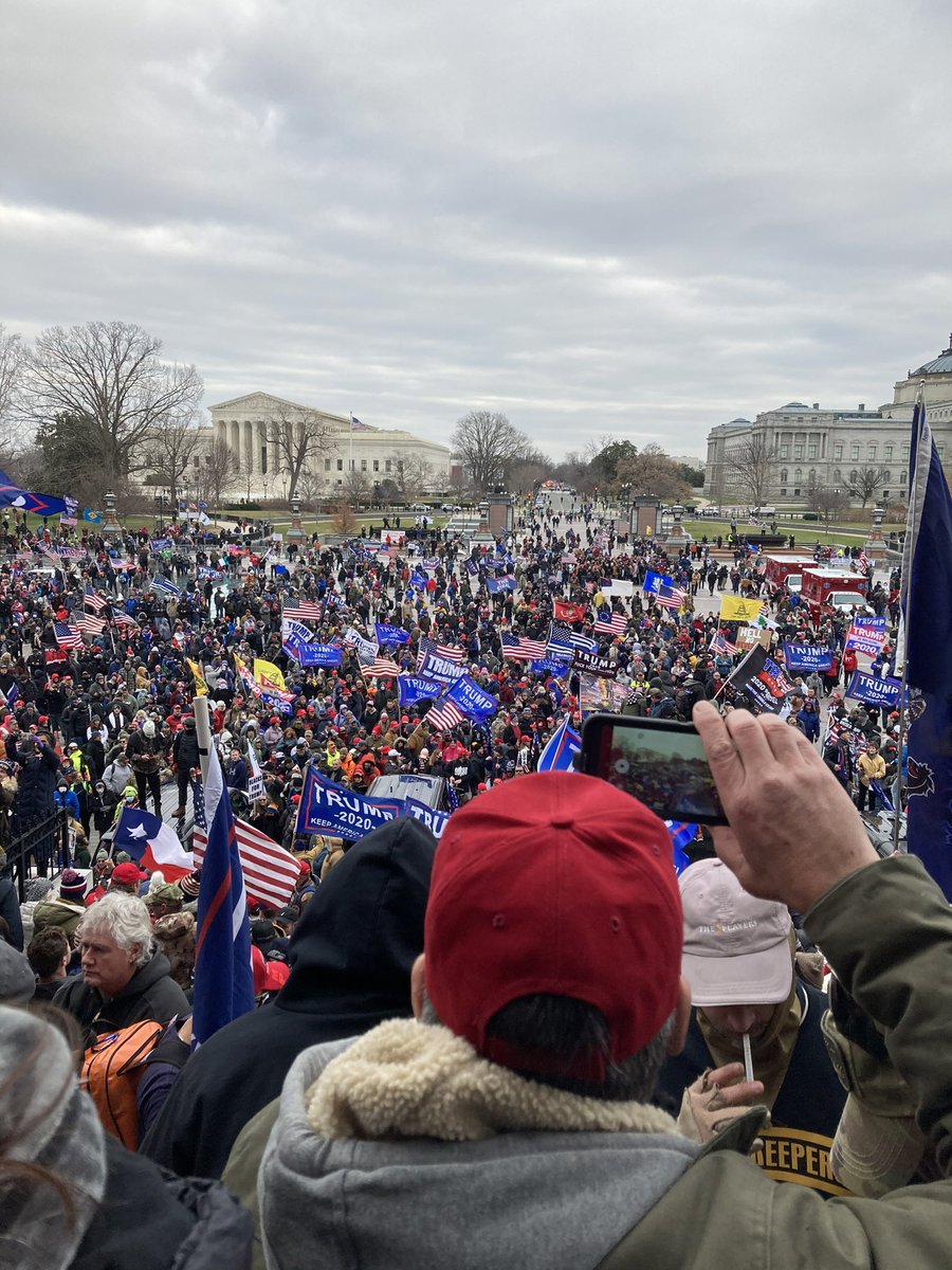 2/ One of the Patriots I spoke to tonight said there were men going through the crowd saying, “we storm the Capitol at 1 keep it on the down low.”