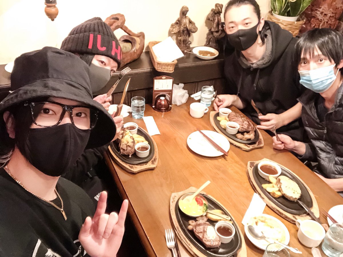 xxxmotoixxx's tweet photo. 先日、年明けてからすぐに同郷のミュージシャン&amp;楽器メーカーのチームで新年のプチツーリングに行ってきました(^^)

去年は全然バイクなんて乗れなかったので今年こそはと思ってましたが、寒すぎて耐えられなかったので、次は夏でお願いします！笑

#ベーシスト #ギタリスト #バイク  #地元 https://t.co/7H7tykKV9h